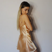 Load image into Gallery viewer, Vestido clásico de seda