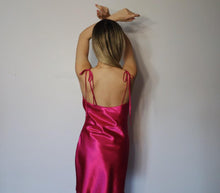 Load image into Gallery viewer, Vestido clásico de seda