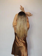 Load image into Gallery viewer, Vestido clásico de seda