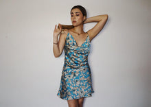 Load image into Gallery viewer, Vestido clásico de seda