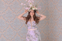 Load image into Gallery viewer, Vestido lila con encaje de flores
